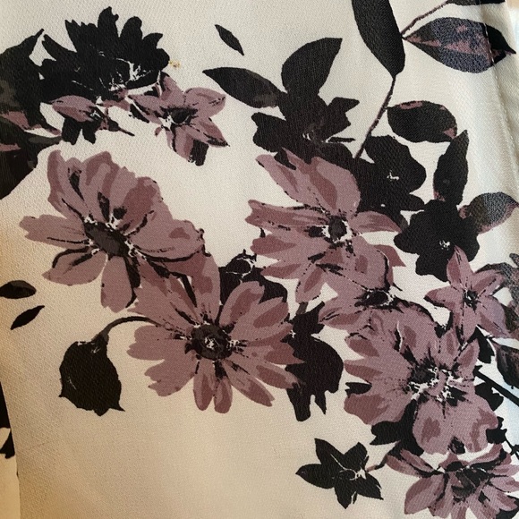 V-neck floral blouse from dynamite - Picture 4 of 5